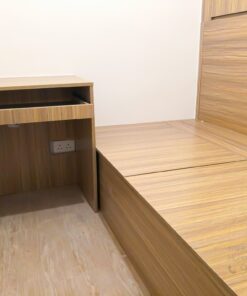 客人在睡房的訂造傢俬有: 雙面櫃/ 間房櫃/ 床/ 地台床/ 榻榻米/ 睡房貯物櫃/ 衣櫃/ 檯/ 書檯