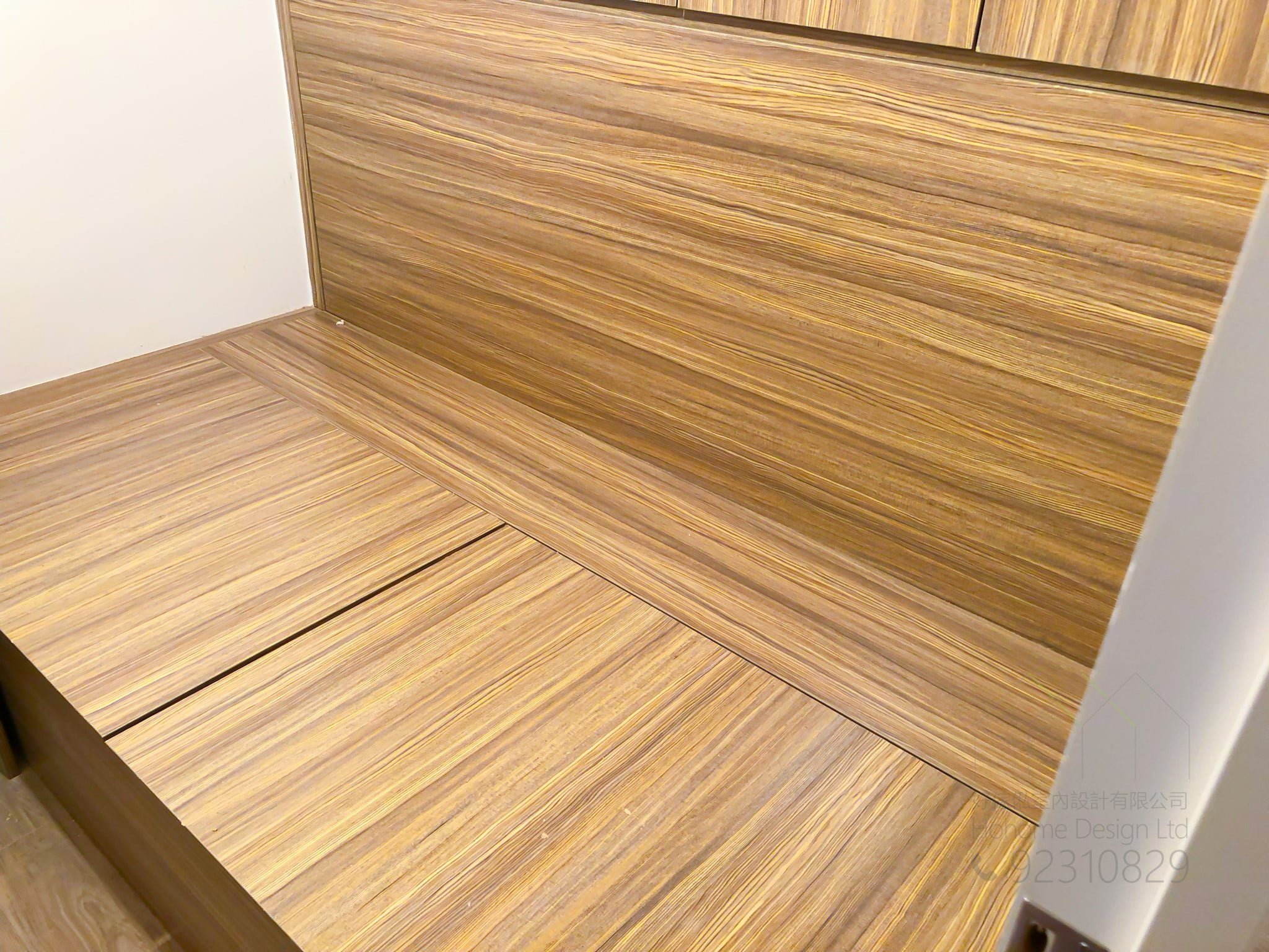 客人在睡房的訂造傢俬有: 雙面櫃/ 間房櫃/ 床/ 地台床/ 榻榻米/ 睡房貯物櫃/ 衣櫃/ 檯/ 書檯