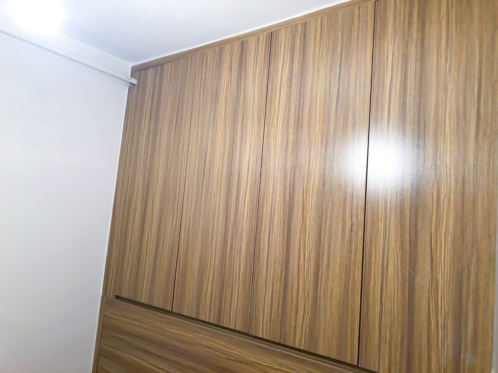 客人在睡房的訂造傢俬有: 雙面櫃/ 間房櫃/ 睡房貯物櫃/ 衣櫃