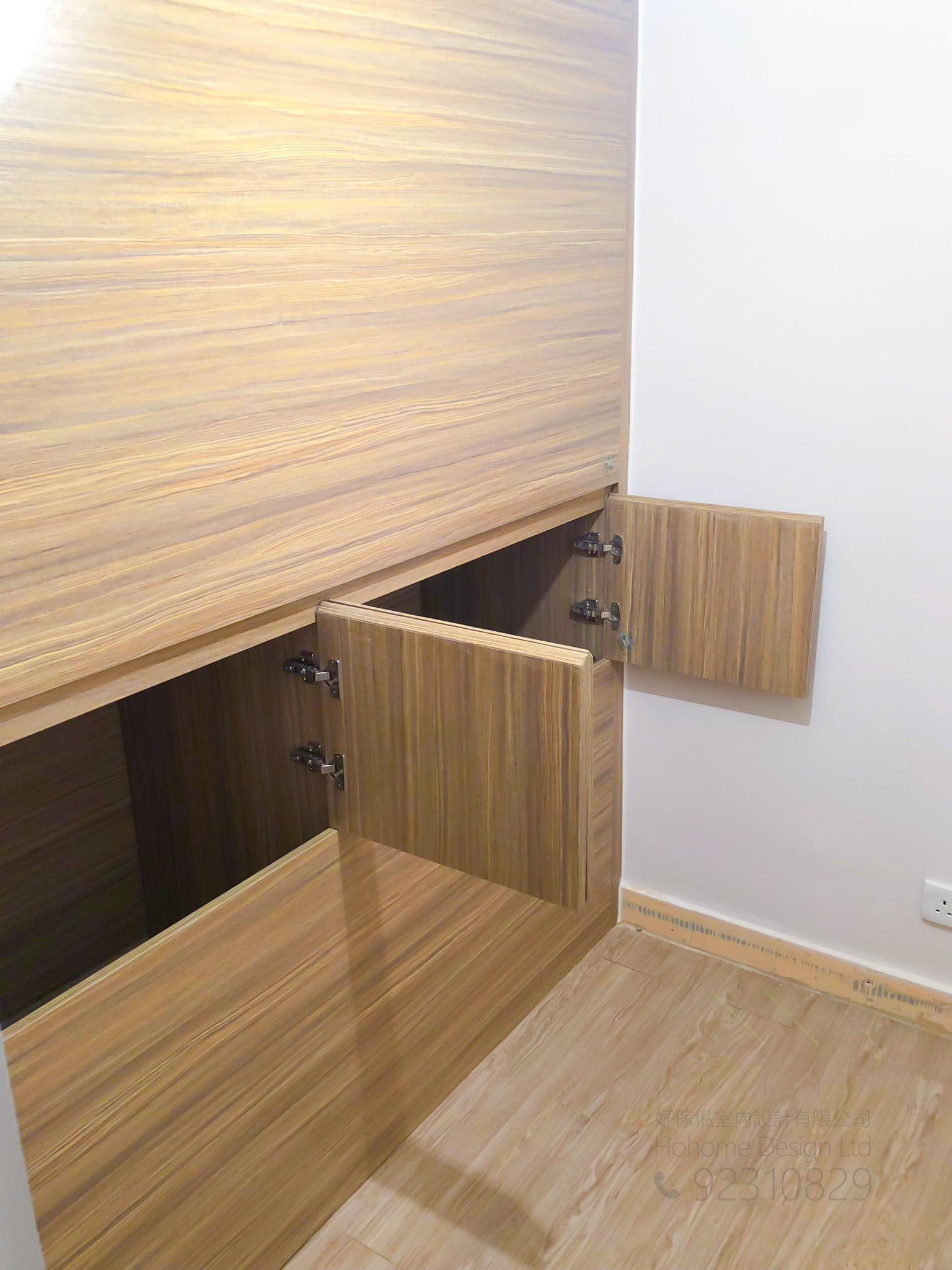 客人在睡房的訂造傢俬有: 雙面櫃/ 間房櫃/ 睡房貯物櫃/ 衣櫃