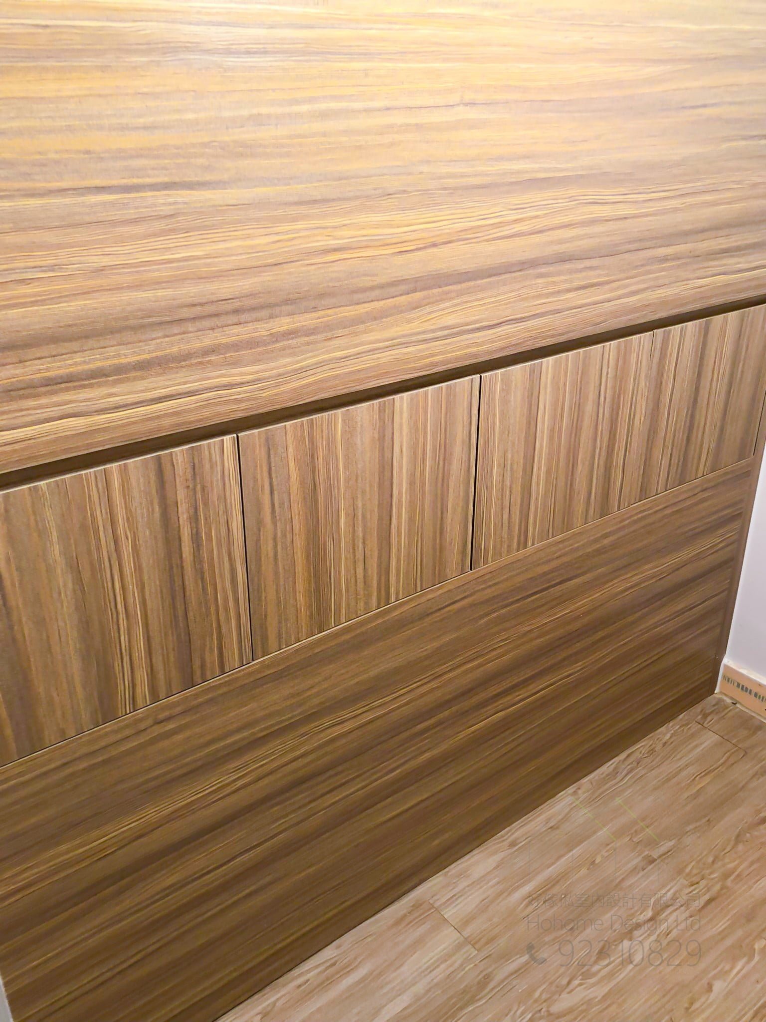 客人在睡房的訂造傢俬有: 雙面櫃/ 間房櫃/ 睡房貯物櫃/ 衣櫃