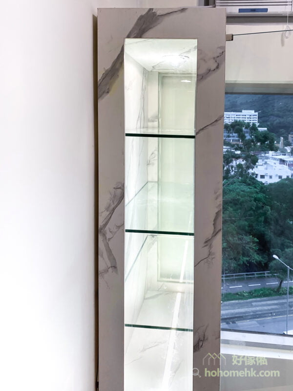 客廳的大理石紋飾物櫃, 櫃身兩側採用玻璃面, 多角度展示收藏品