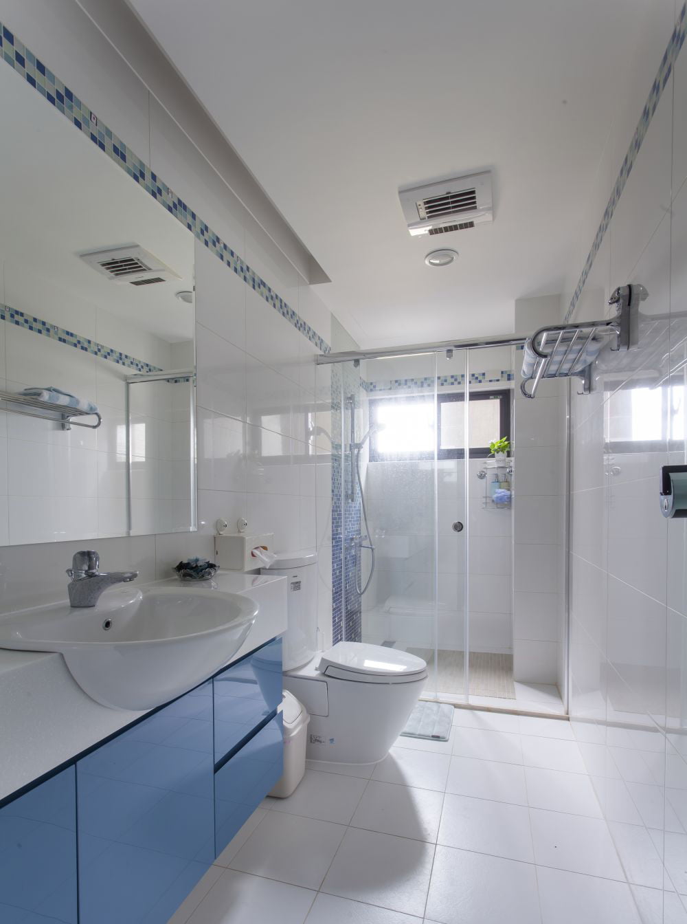 清新藍調的浴室櫃，令人元氣滿滿