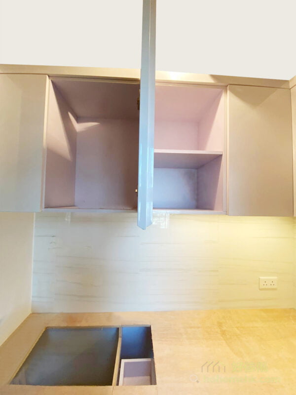 在廚房混合不同大小的儲物櫃與抽屜，以及不同層高的層板設計，可以配合不同物品的收納需要，讓它們都可以整整齊齊地排列，能夠善用儲物空間同時使用時會更方便