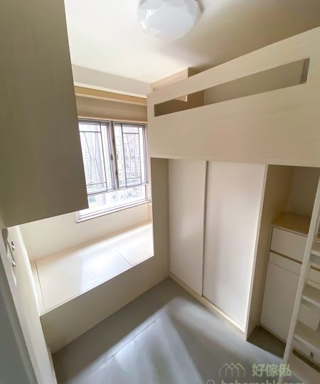 利用L形床的擺位優勢將睡房打造成兩個比較獨立的休息區，為兩人提供更佳的睡眠體驗