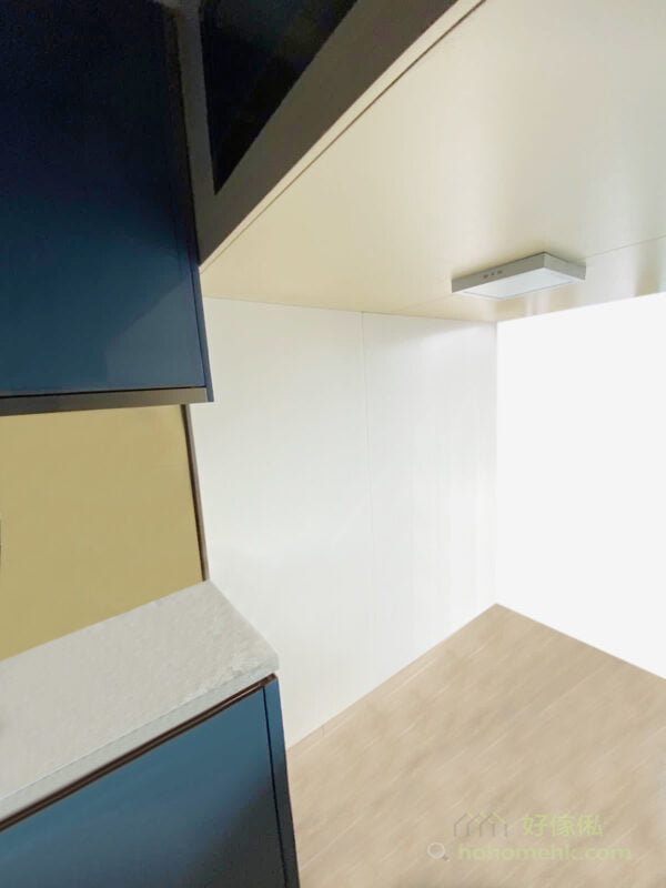 閣樓下要配備獨立的照明系統，再配上淺色系板材，也有更好的散射光線效果，幫助營造更明亮的整體空間