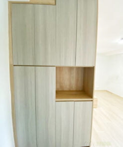 使用同系列的傢俬貫穿整個空間，空間風格一致令空間感更強，所以衣櫃、地台床和作為間隔的玄關櫃都用上相同的配色會令空間看起來更寬敞、簡約