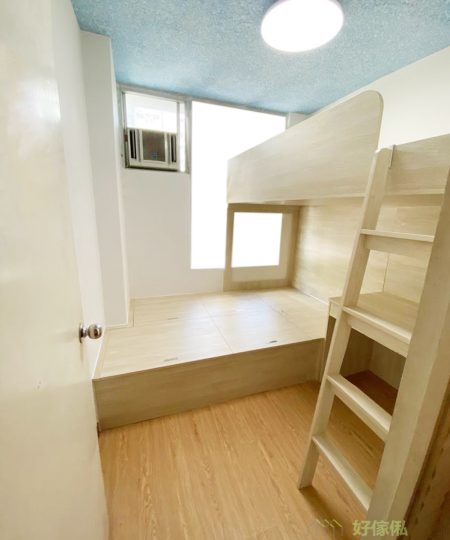 睡房其中一面牆的牆身有柱而造成不平整，通常雙層床的長邊都會避免那面牆，可以不規則的床尾或儲物櫃將不平整的牆身拉平