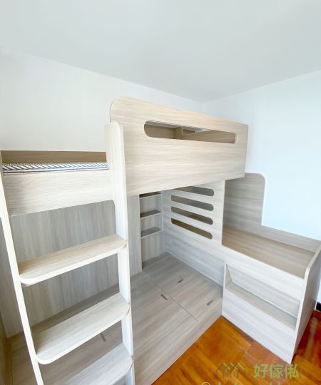 利用在床上的活動高度需要的落差，在下格床的床尾以L形地做中間層的床頭，然後第三層就在第一層之上，同時借用中間層的一小部份空間