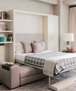 睡房放一張翻床可以節省空間,在客廳放一張變形沙發床,隨時有親戚朋友要過夜都有獨立睡床可以睡