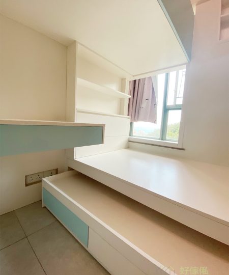 子母床可以收在地台床之下，需要時拉出來就可以睡覺