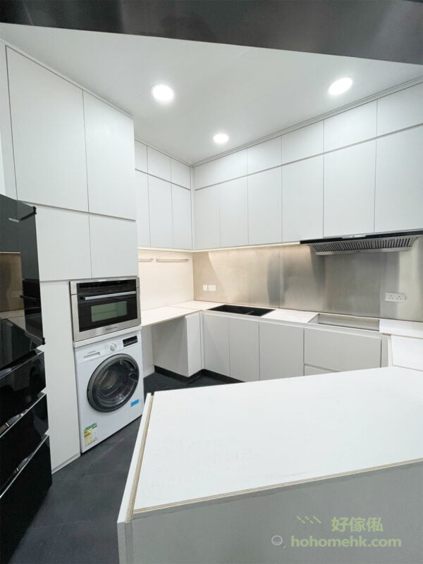 廚櫃全部採用暗抽設計，令櫃面更乾淨簡潔，容易打理之餘，也增加空間感