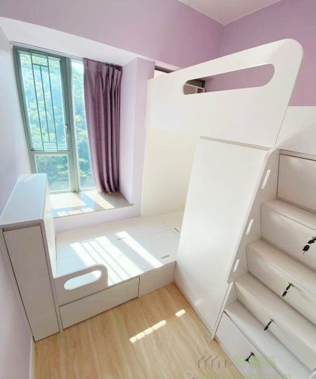 睡床靠邊放可以避免將睡房空間割開，保留更多活動空間