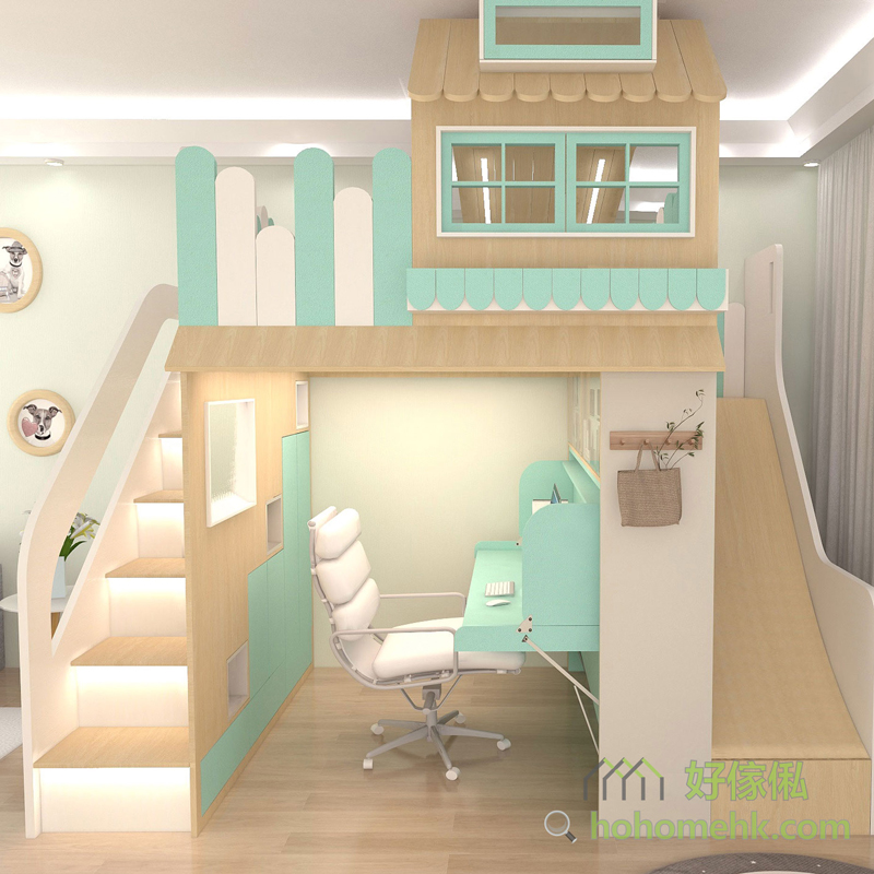 電腦3D設計圖俯視角度展示訂造兒童屋仔閣樓床，淺木色加翠綠色屋型閣樓，左側樓梯連LED燈帶，中間下層翠綠書枱配白椅，右側白色滑梯，閣樓頂部白綠柵欄及屋頂造型，背景淺綠牆身及右方白色窗簾，整體明亮清新。