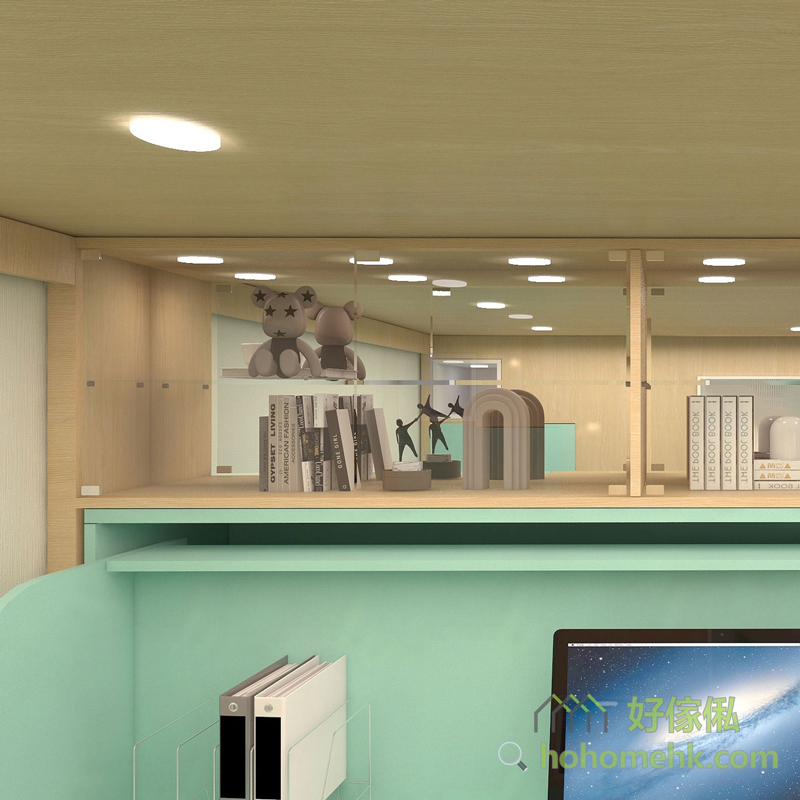 3D設計圖仰角特寫訂造兒童閣樓床頂層展示架，淺木色層板配透明玻璃圍欄，放有小熊公仔及書籍擺設，下方翠綠色書枱上沿可見電腦螢幕一角，天花板設嵌入式射燈，整體色調柔和清新。