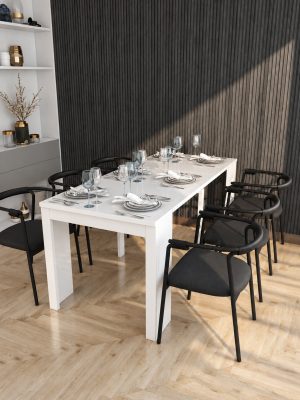 白色長餐枱配黑色餐椅，枱面擺放餐具