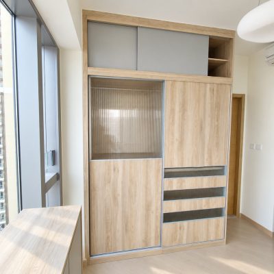 木色衣櫃配淺色門板及灰色橫向飾面