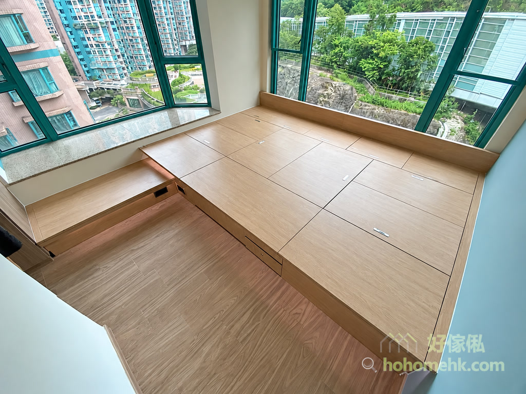 木色地台沿兩面轉角窗配置，板面有分格，前方連接低梯級