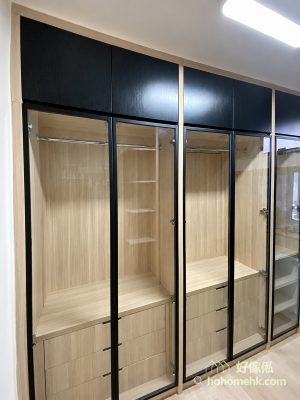 木色衣櫃配黑色門框及上方深色櫃面