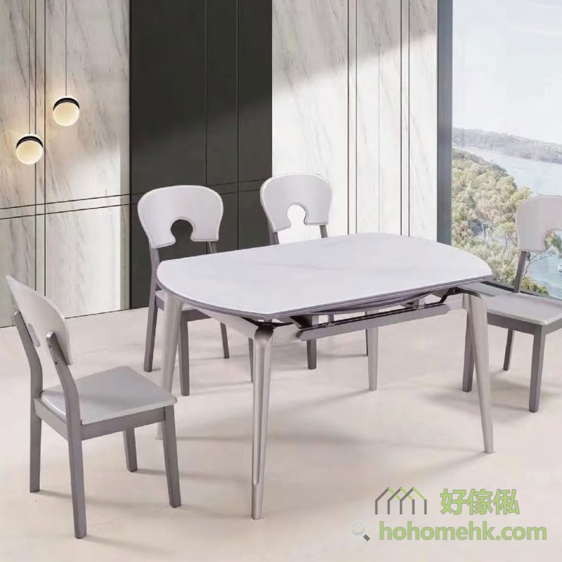 Sandy M82款岩板伸縮餐枱渲染圖，橢圓形展開狀態，白色岩板枱面配淺灰弧形腳，底部可見金屬伸縮滑軌架構，背景為大理石紋牆面加球形吊燈及落地玻璃窗海景