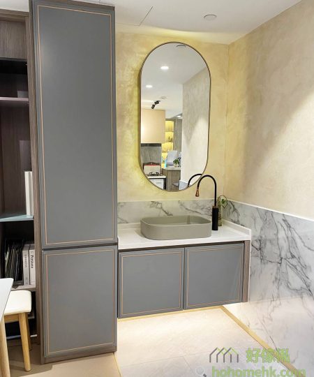 想打造精緻感滿滿的浴室櫃,除了鏡櫃和洗水盆地櫃之外,加一個窄長的高身儲物櫃,高儲物量可以幫你收起全部的廁所用品,方便使用及更換又美觀好看。物品收進櫃裡,亦可以避免物品長期沾滿水氣。