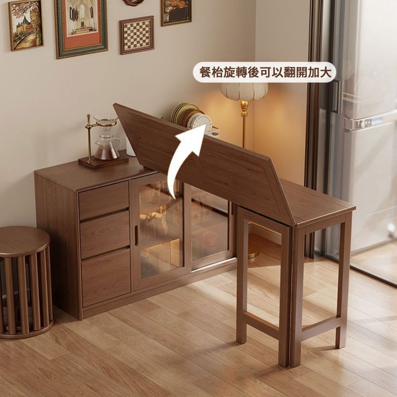 將餐枱轉90度使用後，餐枱更可以加大，只需要翻開枱面板就可以變出大餐枱。