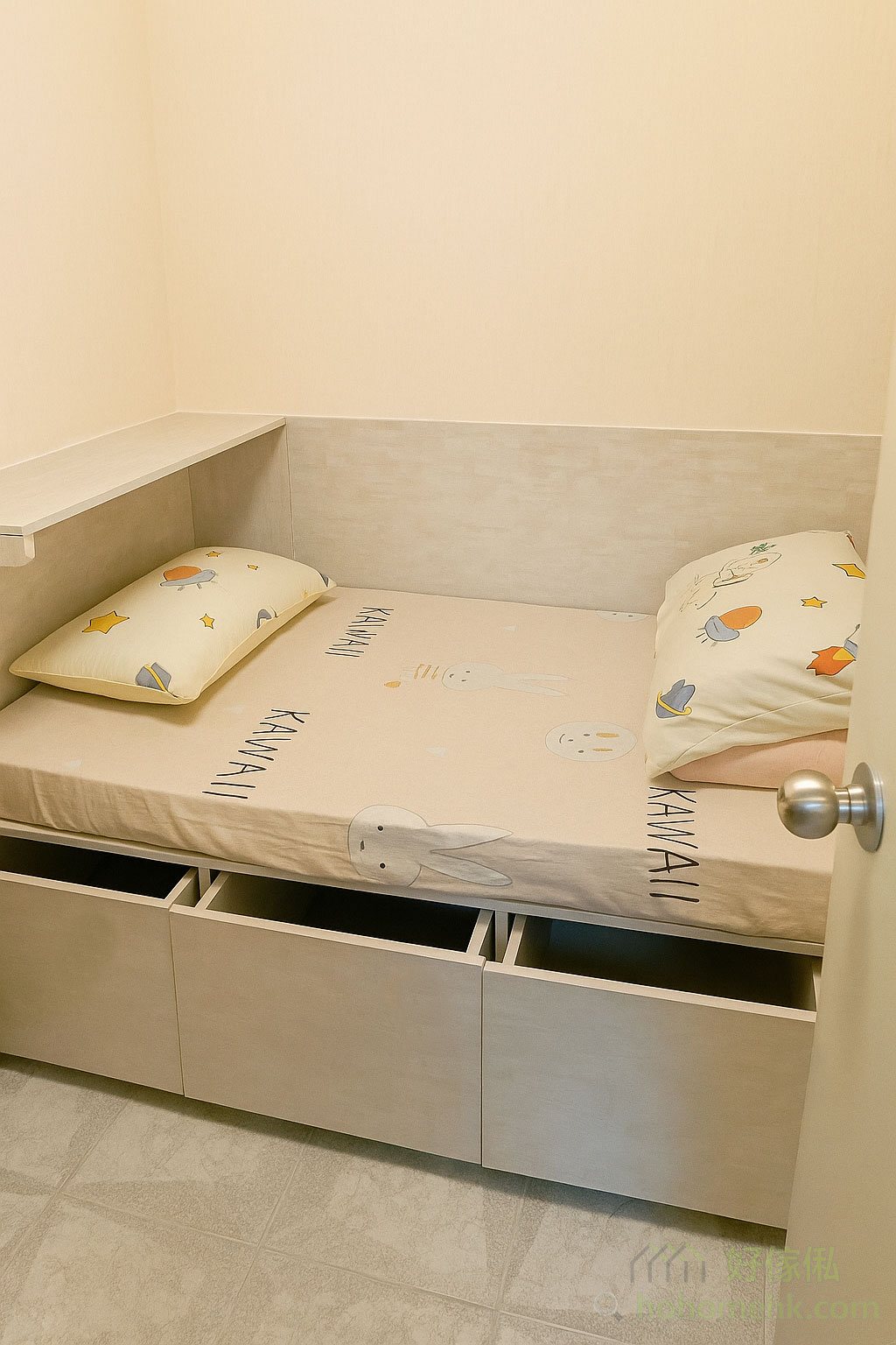 如果家中有獨立房間可作工人房,訂造簡約的地台床是一個理想選擇。地台床下方設有充足的收納空間,讓工人姐姐能輕鬆收納日常用品,保持房間整潔有序,一張床就可滿足儲物與休息兼備。