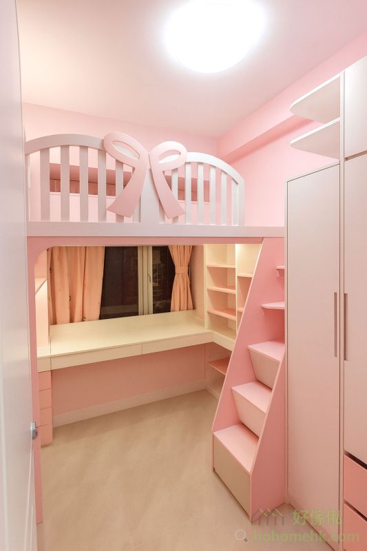 傢俬的顏色選用淡粉紅、白色和淺灰色，既優雅又不失童趣，配合粉紅色油漆牆壁，讓整個房間看起來溫暖而和諧。這種清新柔和的配色，能夠讓小朋友感受到舒適與安全，十分適合成長空間的需求。