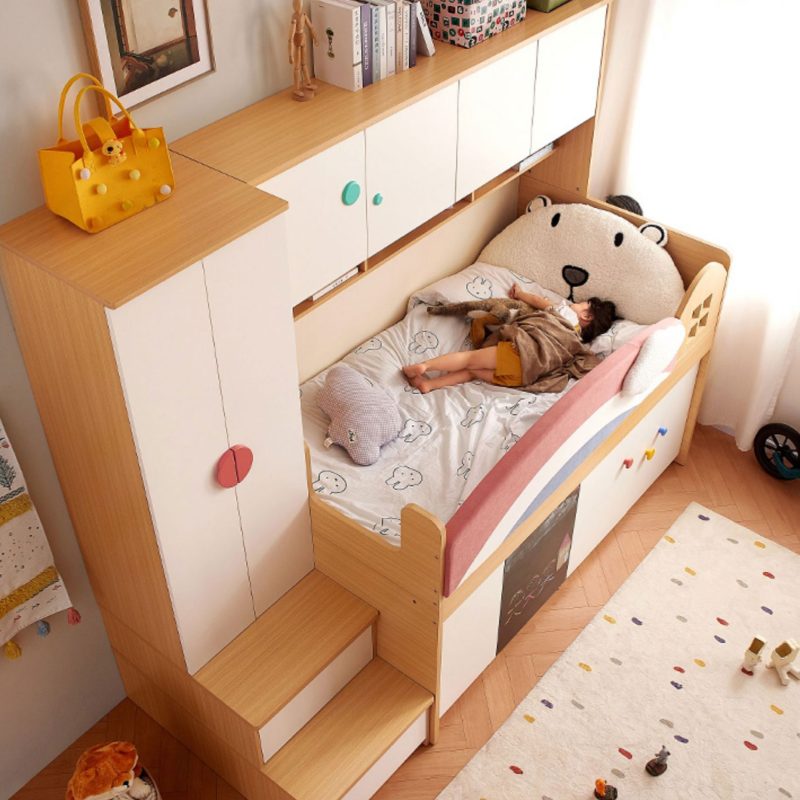 屬於小朋友的「秘密基地」，就從Rainbow彩虹兒童半高床開始！彩虹造型的軟墊圍欄，成為組合床的主角，同時也保護小朋友的安全。