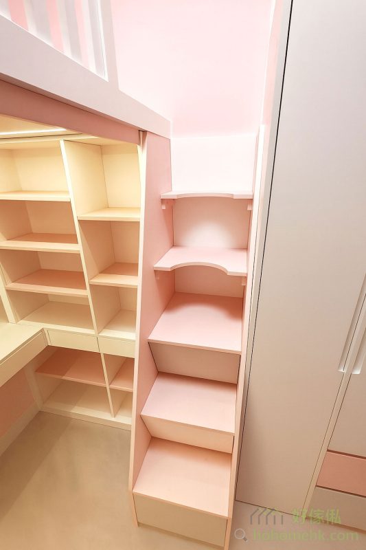 床下空間被充分利用，設計成書枱和收納架的結合體。書枱面積寬敞，方便小朋友閱讀、寫字或進行創作；旁邊的多層書架提供了豐富的收納空間，能夠容納書本、文具甚至小型擺設，讓學習區保持整齊有序。