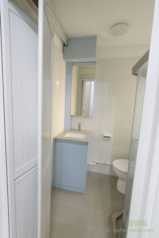 浴室櫃以天藍色為主，搭配白色牆面，營造出簡約清新的氛圍。細節處見設計功力，令浴室成為不僅實用，亦讓人倍感舒適的空間。