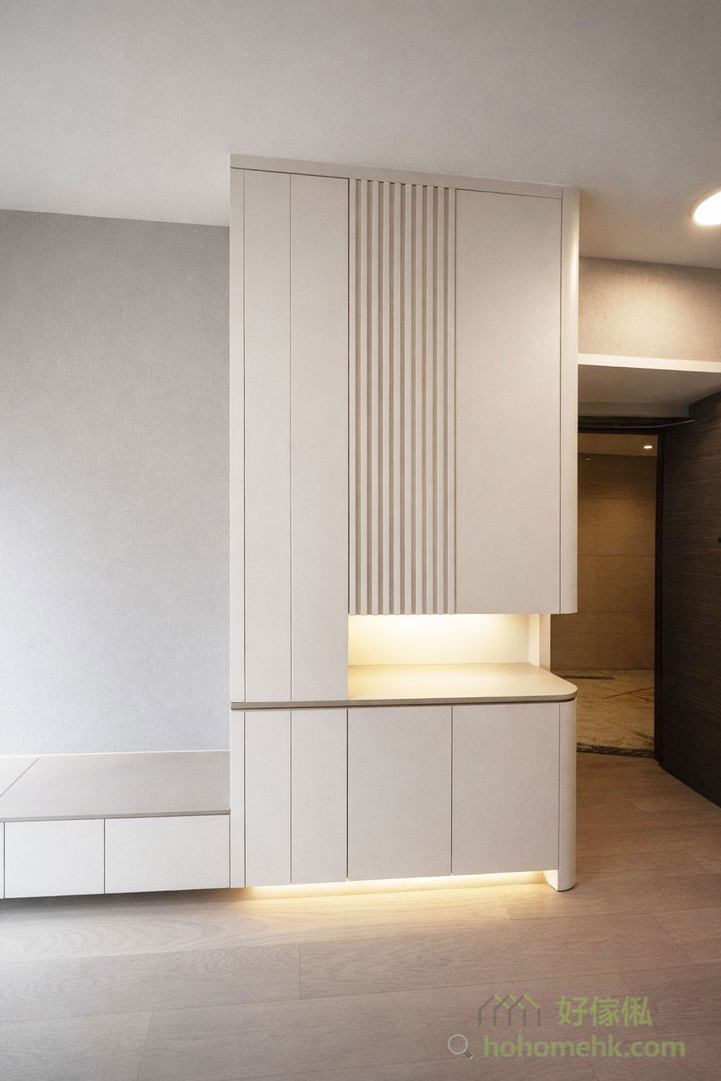 而訂造傢俬邊邊角角的位置加上小圓角和大圓邊，除了有安全的考量外，亦可以在視覺中柔和大型傢俬的線條。