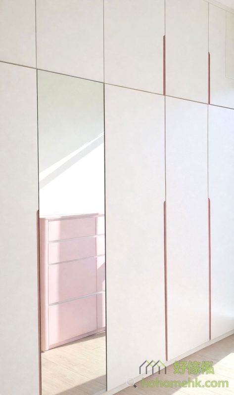 為避免全粉紅色過於單調，設計師在訂造傢俬中適量地加入白色元素，例如櫃門與桌面，成功讓粉紅色多了一份優雅氣息。這種粉白相間的搭配，既保留了甜美感，又不失成熟與時尚的氛圍，令到全屋的風格不會太過童趣，而是透露出高雅的氣息。