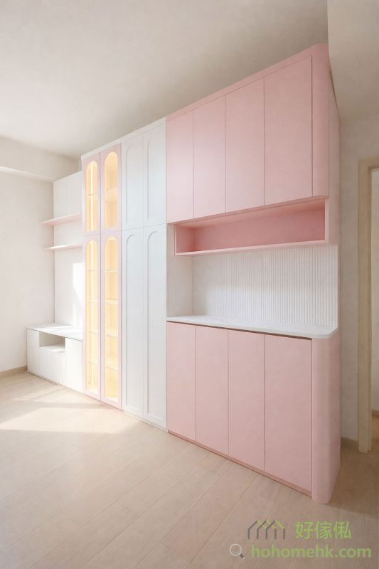 到頂高櫃個別的櫃門，採用鏡面櫃門與圓拱造型的玻璃門，令光線得以反射，視覺上增強空間感。這些細節設計不僅實用，還讓整體家居更顯精緻，成為空間內的亮點。