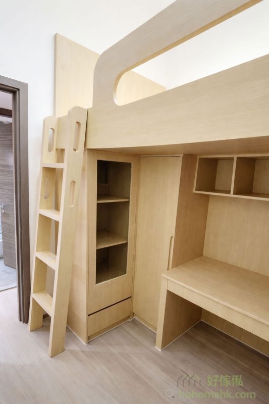 其中一間採用高架床結合書桌與儲物櫃，充分利用垂直空間，適合有學生的家庭。