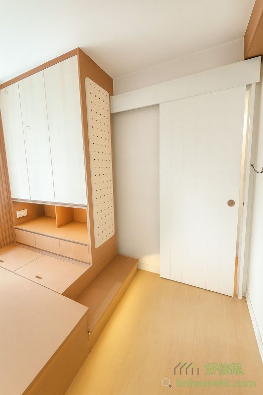 訂造吊趟門：房門與衣櫃一併設計、訂造及安裝，尺寸更貼合，流線型設計讓整體視覺更和諧。收納與多功能結合：睡房內的訂造衣櫃，將儲物功能巧妙融入設計，令空間更實用。