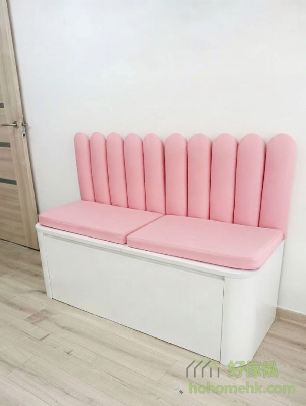 為避免全粉紅色過於單調，設計師在訂造傢俬中適量地加入白色元素，例如櫃門與桌面，成功讓粉紅色多了一份優雅氣息。這種粉白相間的搭配，既保留了甜美感，又不失成熟與時尚的氛圍，令到全屋的風格不會太過童趣，而是透露出高雅的氣息。