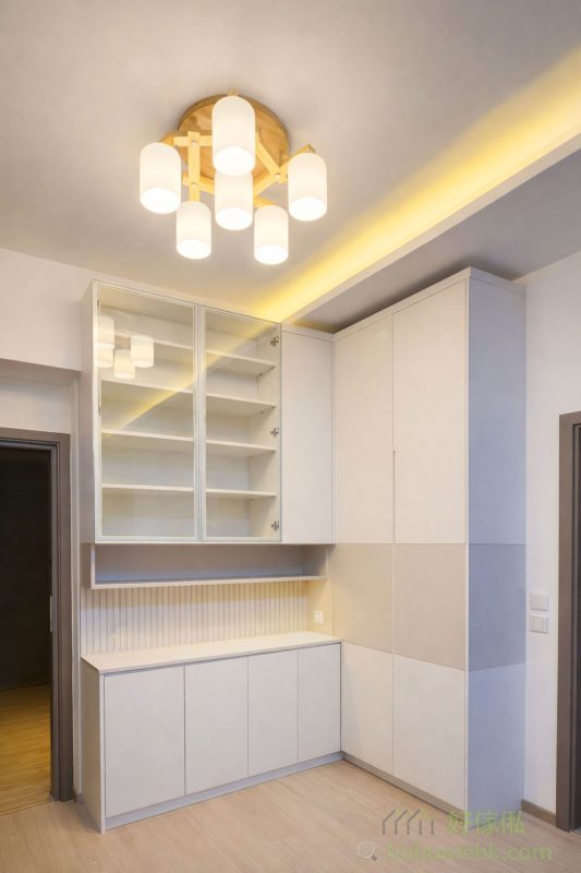 客廳採用淺灰石紋與白色作主調，給人一種清新且充滿現代感的視覺效果。