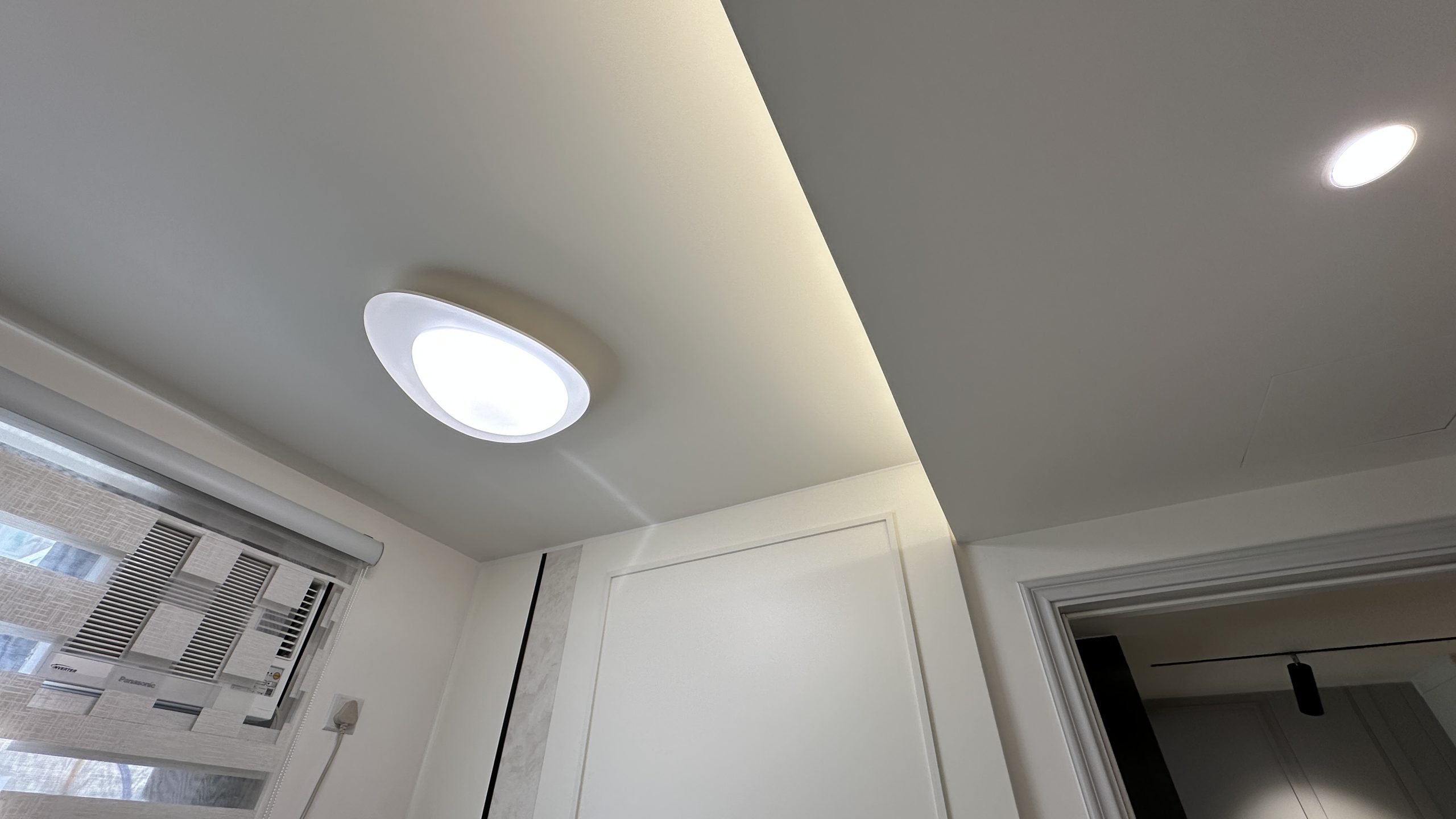 客廳燈槽及假天花工程連軌道燈大功告成，不同空間做不同款式的燈糟及假天花都可以，可以與設計師傾傾。