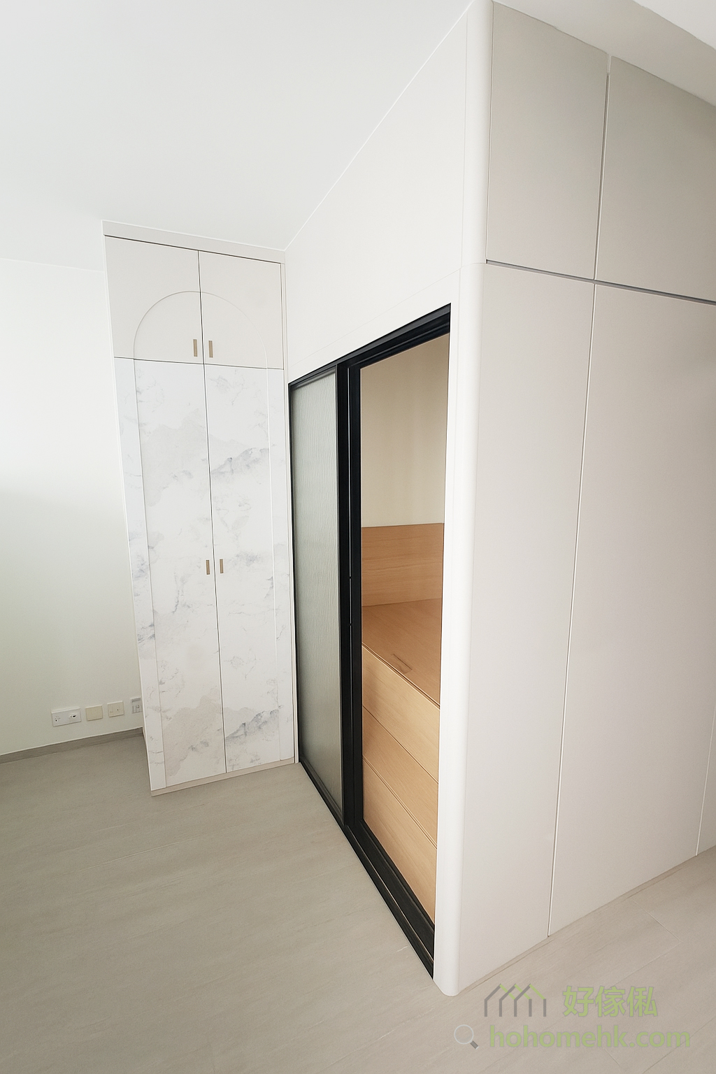 想要打造一個獨立空間但又不想砌磚牆？我們的傢俬間房設計是一個理想選擇。通過選用與牆身顏色相近的間房板，不但在視覺上與磚牆無異，更可以靈活配合家居需求，做到快速安裝及簡單拆除。