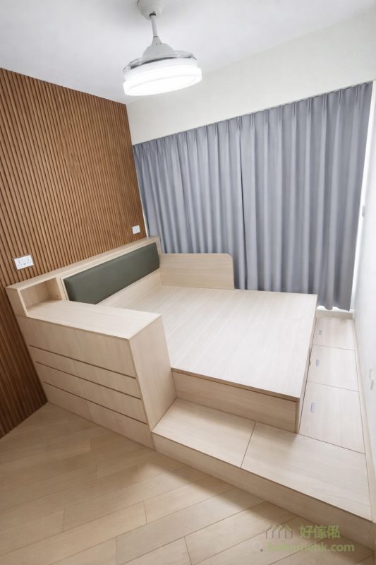 靠窗位置的油壓床特別設計了側板，不僅避免窗簾影響睡眠，還多了一份安全感。這項設計既保護了用戶的隱私，也讓空間更有包圍感，同時亦可以防止床褥移位，為整個睡房增添了貼心的細節。