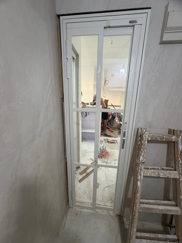 門洞不夠大，廁所及廚房可以訂造PD門代替普通的掩門，更加慳位，同時保留更大的開門位置，方便日後更換家電。訂造PD門時，廚房可以用清玻璃，透光更好，廁所用磨砂玻璃就可以提升私隱度。