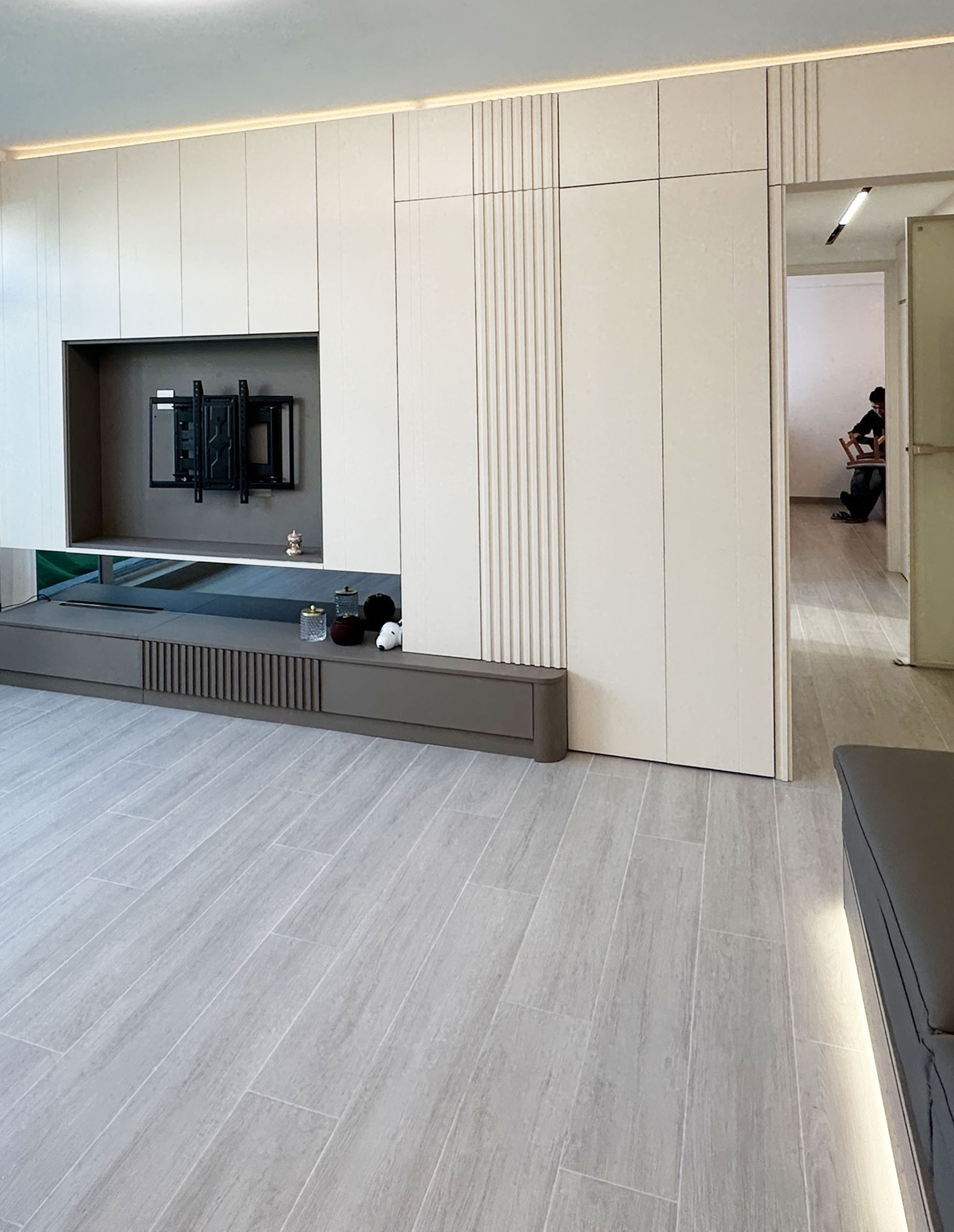 北角城市花園泥水工程 &mdash; 客廳及房間鋪木紋磚 (亂工鋪)大功告成！木紋磚防水防潮，容易打理及清潔，使用壽命都比木地板及石塑地板長。