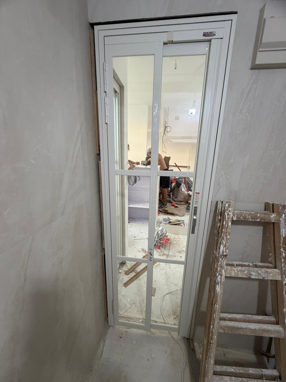 門洞不夠大，廁所及廚房可以訂造PD門代替普通的掩門，更加慳位，同時保留更大的開門位置，方便日後更換家電。訂造PD門時，廚房可以用清玻璃，透光更好，廁所用磨砂玻璃就可以提升私隱度。