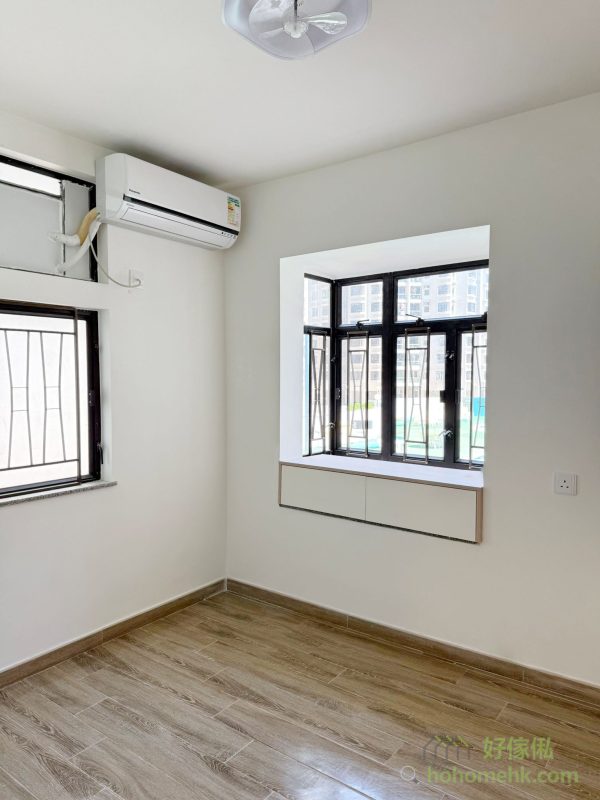 空間有限，善用窗台位置是提升收納的關鍵。我們為客戶訂造了一個貼合窗台的窗台櫃，不單增加了實用的儲物空間，還保持了室內的整潔感，讓窗台成為一個實用與美觀兼備的區域。