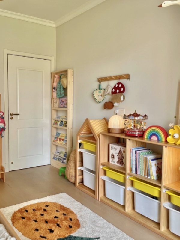 層與層之間特別加高，連較高嘅書籍或者雜誌都可以輕鬆擺放，拎放順手，唔使硬塞。