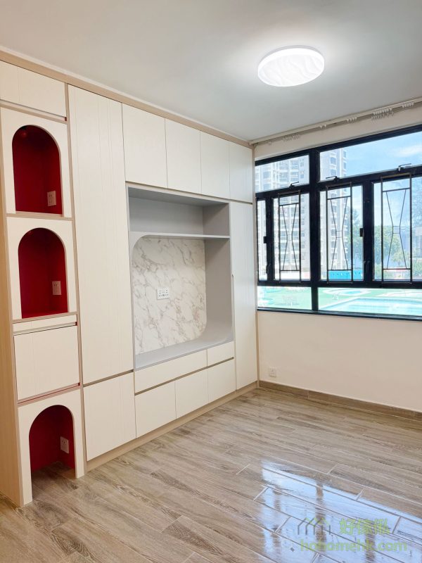 客廳的電視組合櫃加入了三格神台櫃，每一格都配備了電制，方便客戶為神台燈插電。我們在設計上不僅注重外觀，更關心功能性，令日常生活更加便利。