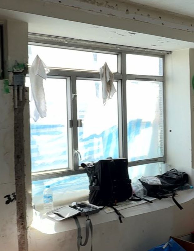 Before，舊窗是常見的銀色窗框，裝修時可以配合室內設計風格選用白色或其他顏色的窗框。