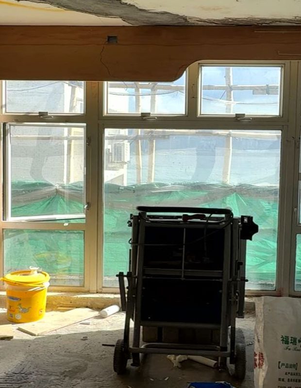 Before，客廳舊窗分的格數比較多，影響觀景的效果，訂造新鋁窗時，客戶就選擇將幾隻細頂窗改成一整隻長頂窗，鋁窗的間隔都可以更改的，從客廳望出去的視野就更加寬敞。