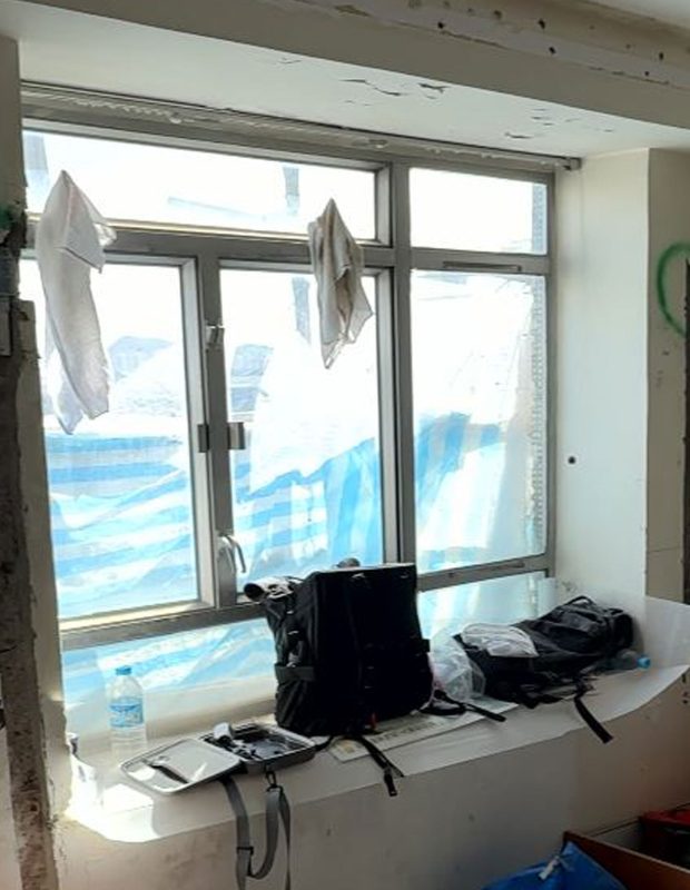 Before，舊窗是常見的銀色窗框，裝修時可以配合室內設計風格選用白色或其他顏色的窗框。